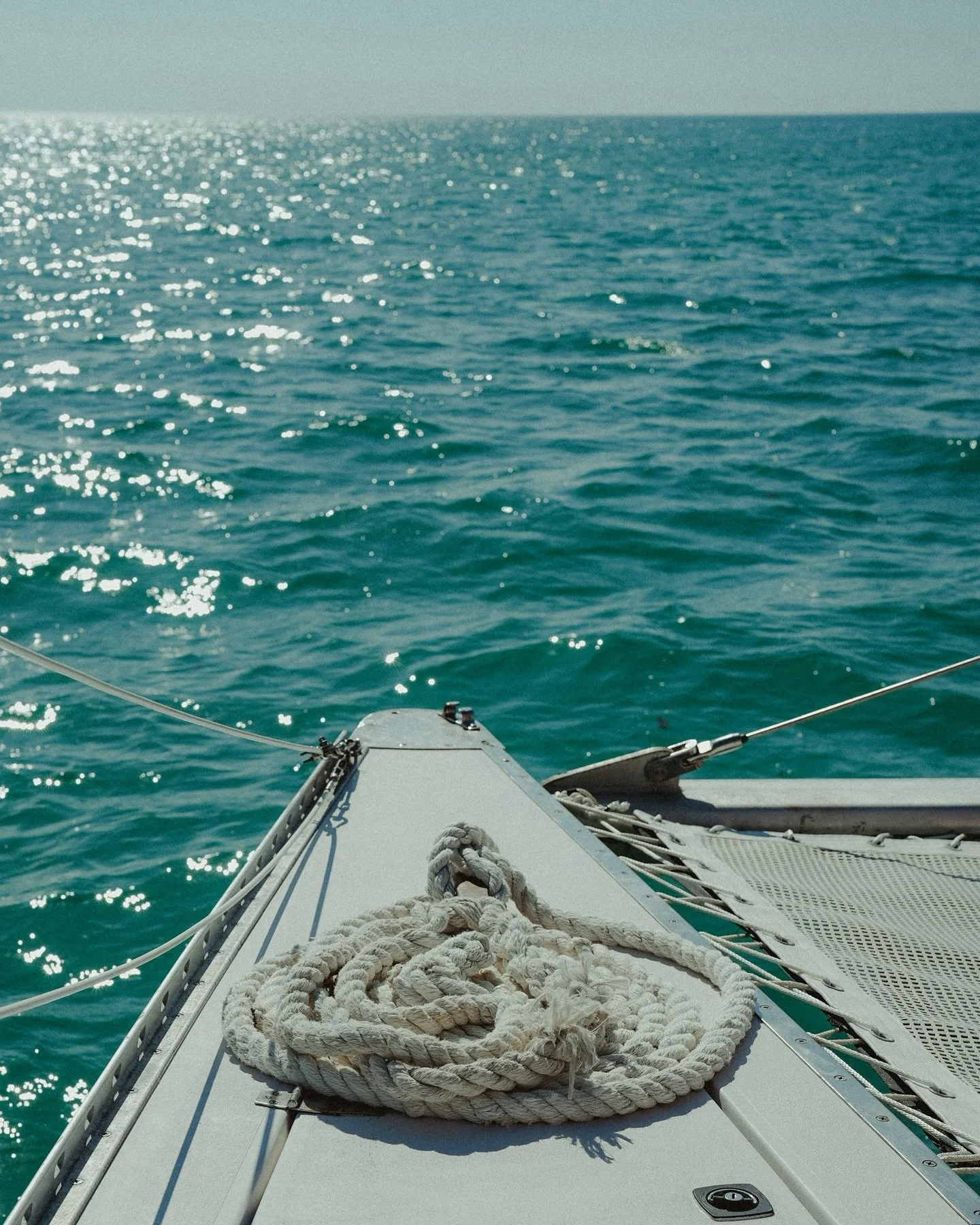 Days like this aboard the @siriusholbox are what island dreams are made of&hellip;🌞🌊

Because sometimes, luxury is simply being surrounded by your favorite people, sailing through paradise. ⚓️🍹👙💛

📸 @vale_photographyholbox 

#seriouslygoodsaili