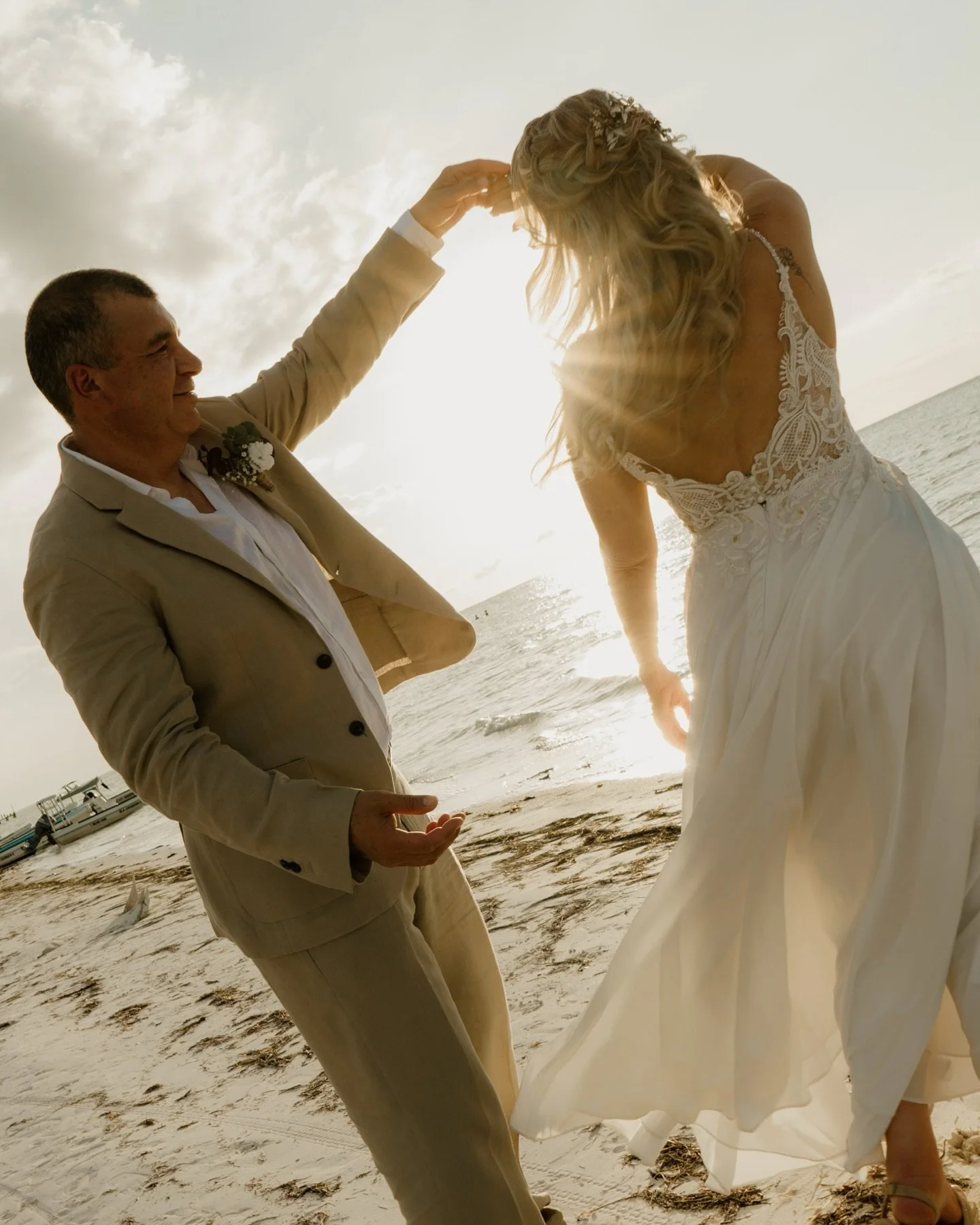 Puro amor ✨🥰🤍

La boda de Minerva &amp; Mauricio en @sercasasandra fue una celebraci&oacute;n de conexi&oacute;n, intenci&oacute;n y amor en todas sus formas.

Desde la ceremonia de compromiso, el list&oacute;n que los uni&oacute;, hasta el ritual 