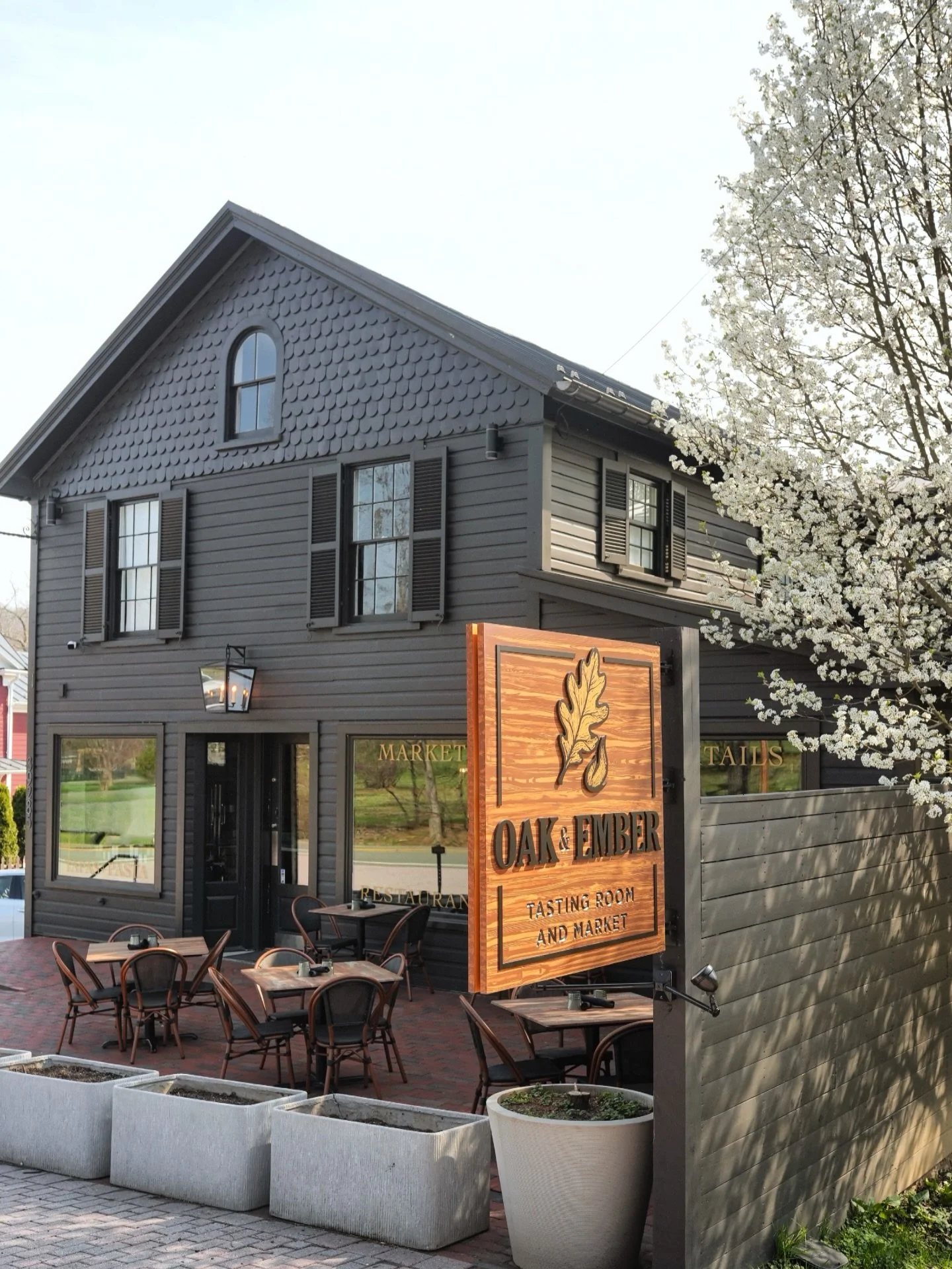 The patio is open. Grab a seat, order a bottle, and soak up the sunshine. 

Spring in Aldie never looked this good. 🙌🏼