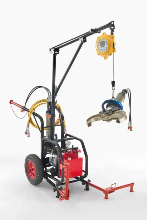 Käytönsivuinen työkalupakki ja moottori, keinullinen nosturi ja hydraulisia letkuja.