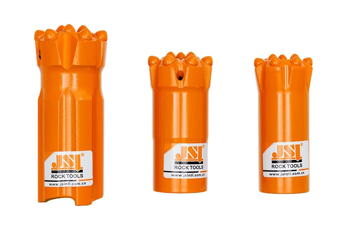 Kolme työntötikuista kivityökaluja, kaikki oransseja, erilaisilla kärjillä.