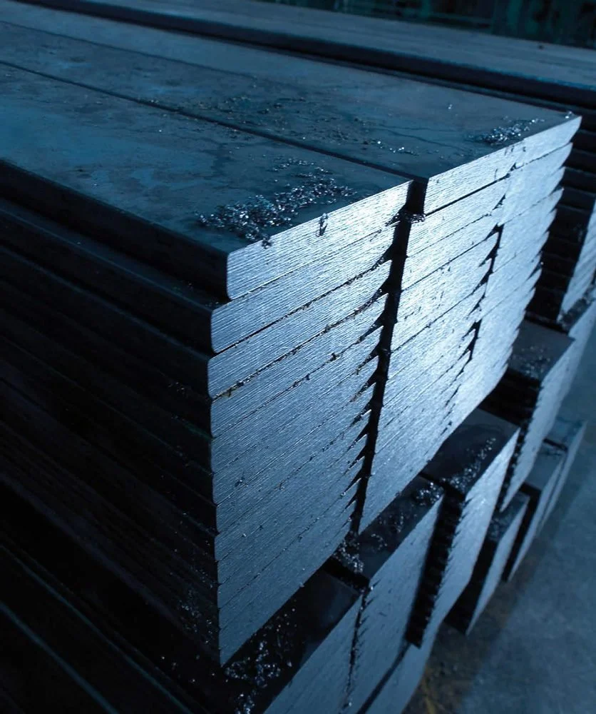 Läväriputkia pinoissa, osa vedessä ja auringonvalossa