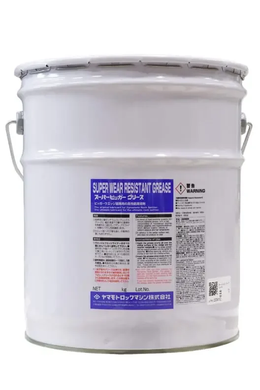 Vaalean kirjoitusrasvan metallinen canisteri tai ämpäri, jossa on etiketti ja varoitusmerkkejä.