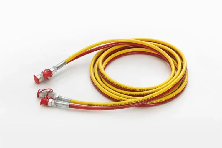 Kaksi keltaista ja punaista letkua, jaettu kahteen osaan ja kiinnitetty metallisilla liittimillä.