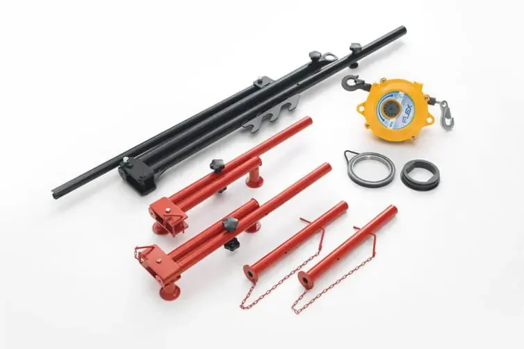 Nelikulmainen kuva erilaisista vakoojavälineistä, kuten piilokamera, kaapelit ja nauhakiikarit.