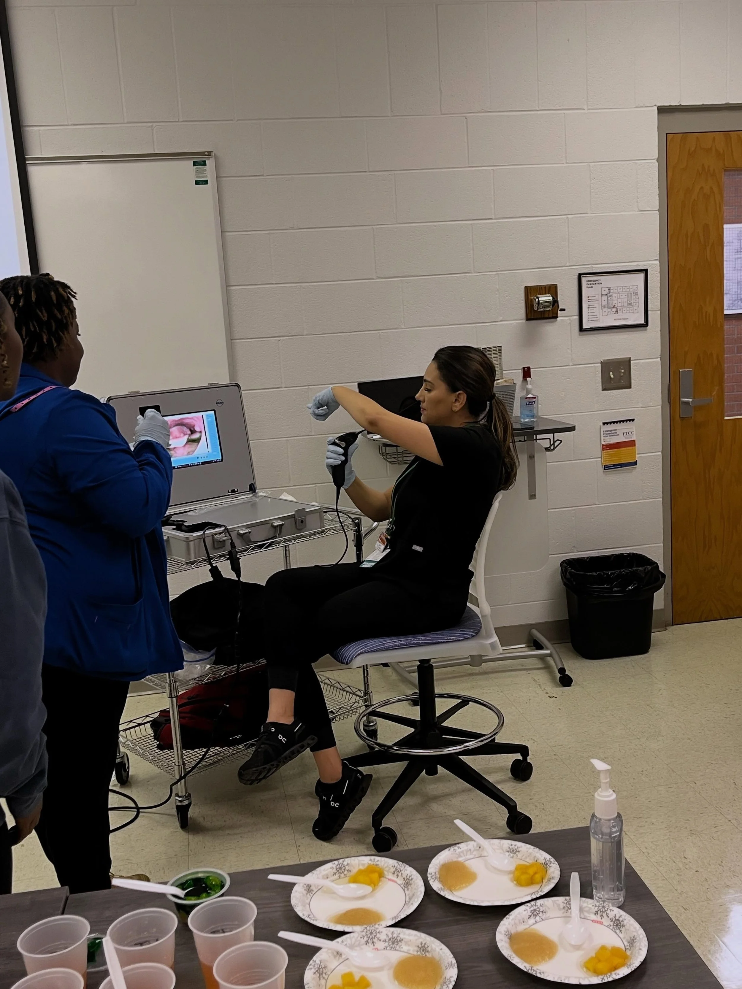 One thing you&rsquo;ll always find DVT clinicians doing&hellip; yappin&rsquo; (educatin&rsquo;). 

🗣️🧠🍽️

#smallbusiness #education #inservice #swallowingtherapy #dysphagia