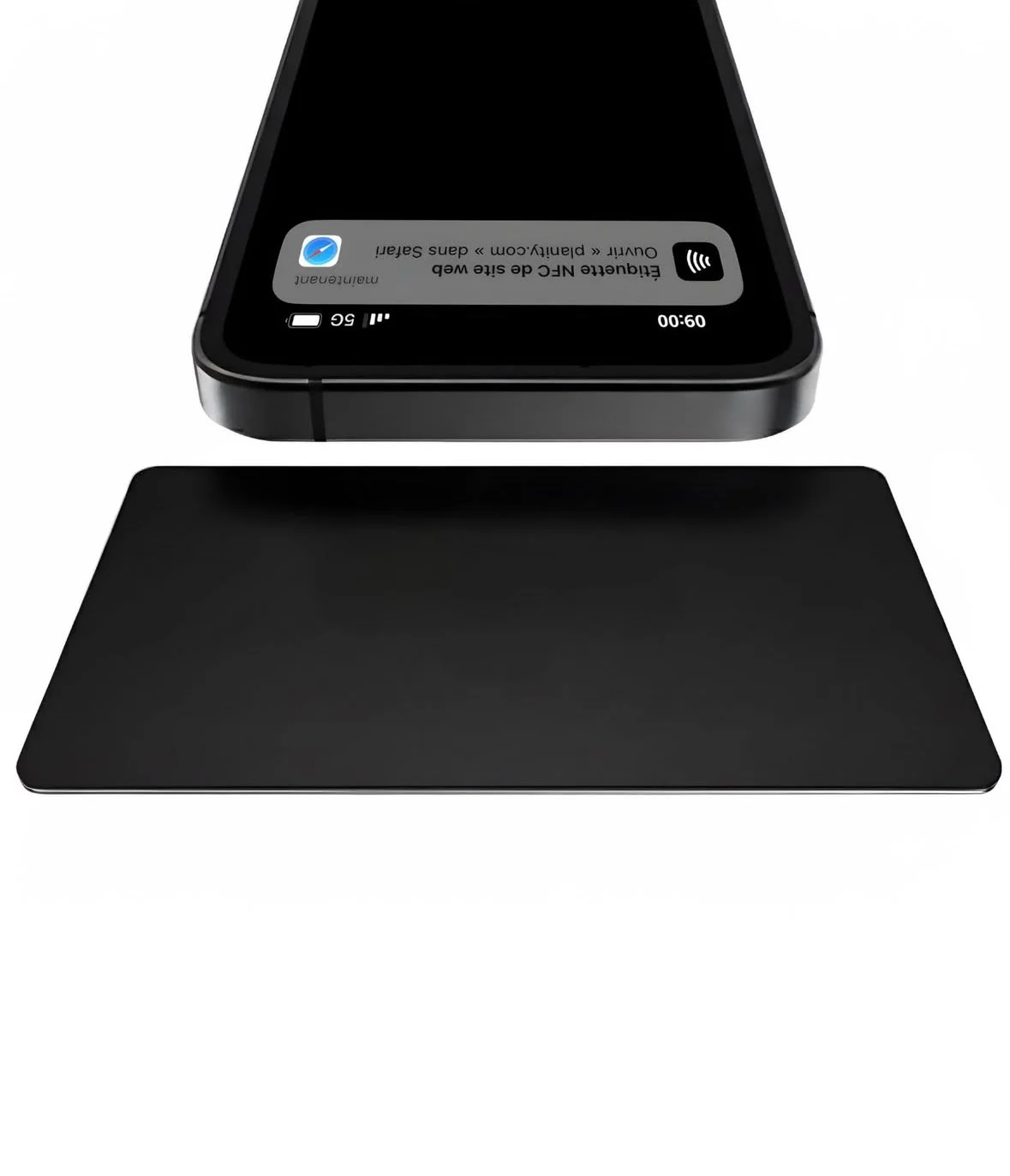 Un téléphone portable noir posé au-dessus d'une surface noire, affichant une notification d'une site web avec un logo de Safari et un message, l'écran étant vu de face.