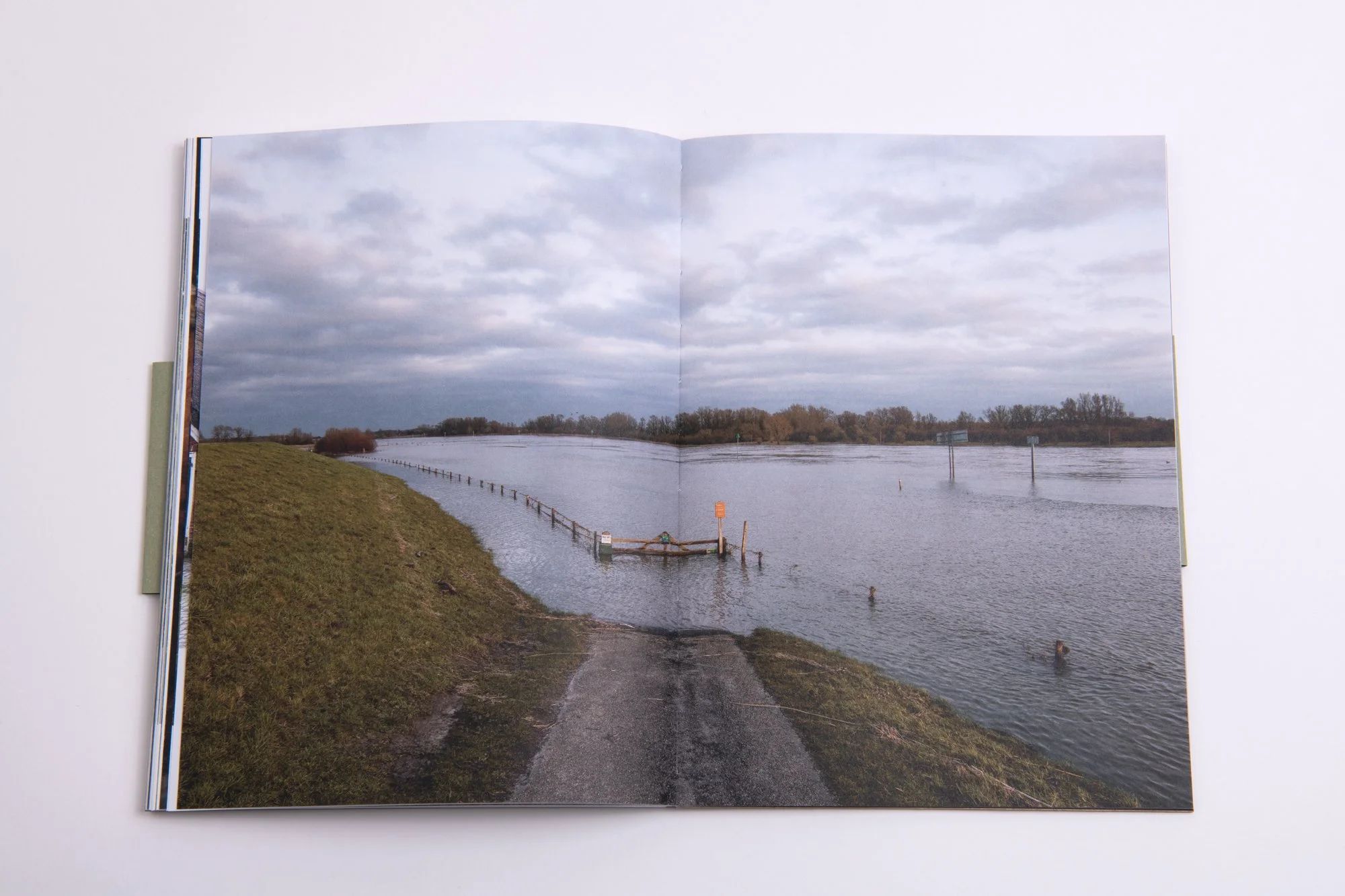 Boek Achter de IJssel - fotospread overstroomde IJssel