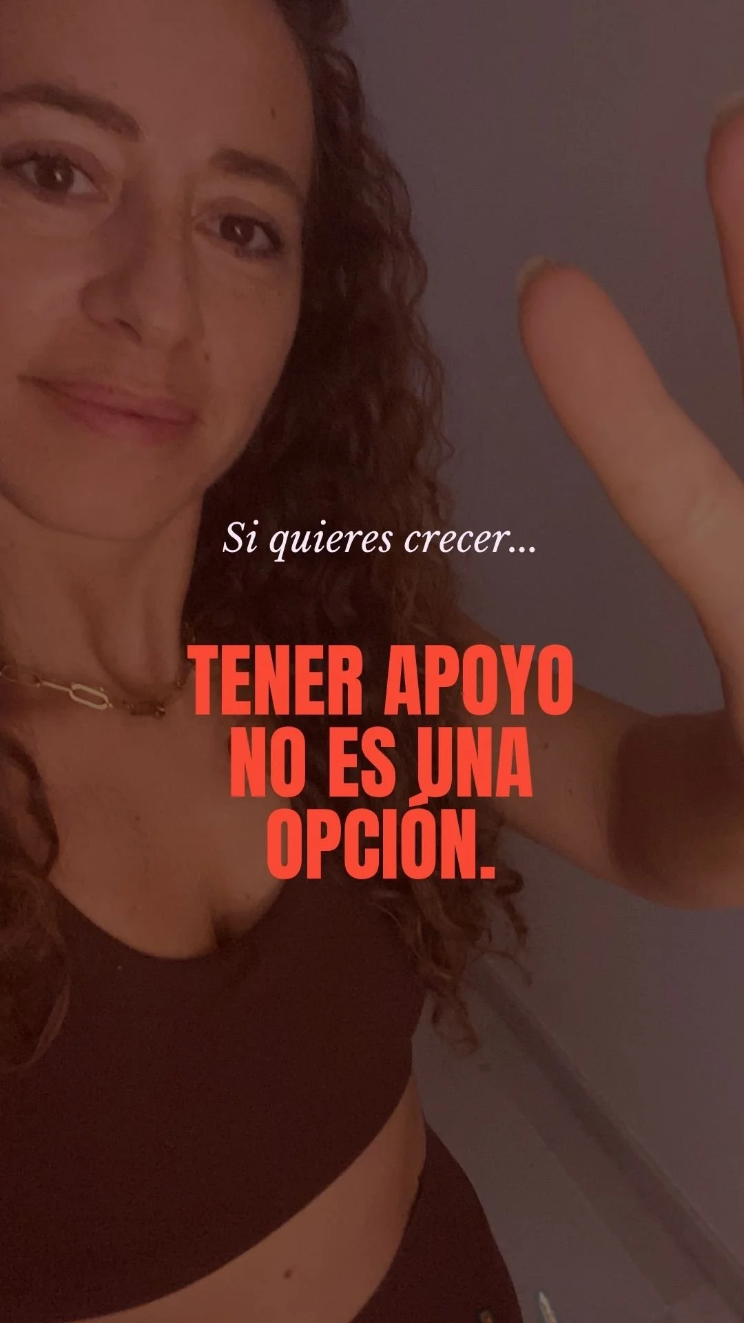 A woman with curly hair making a peace sign, with Spanish text overlayed that reads, "If you want to grow... Having support is not an option."