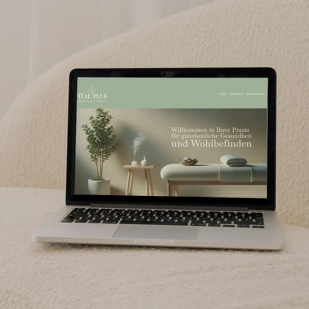 Laptop zeigt eine Webseite für eine Gesundheits- und Wellnesspraxis mit einem minimalistischen Design, einem grünen Header, einer Pflanze, einem Behandlungsbett und einem kleinen Tisch mit Duftkerzen.