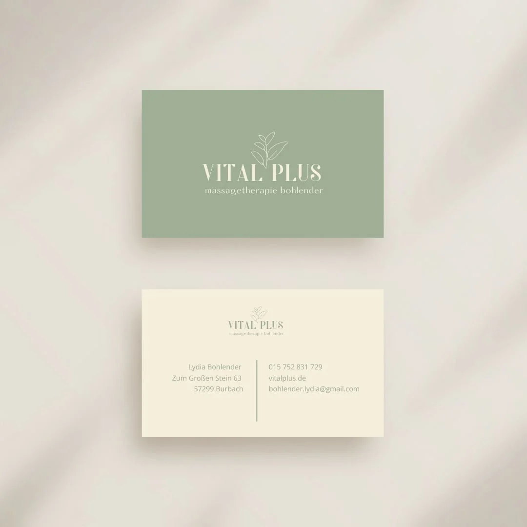 Visitenkarte für Vital Plus Massage- und Therapiezentrum mit grünem und cremefarbenem Design, Logo mit Blattmotiv, Kontaktinformationen und Namen Lydia Bohlender.
