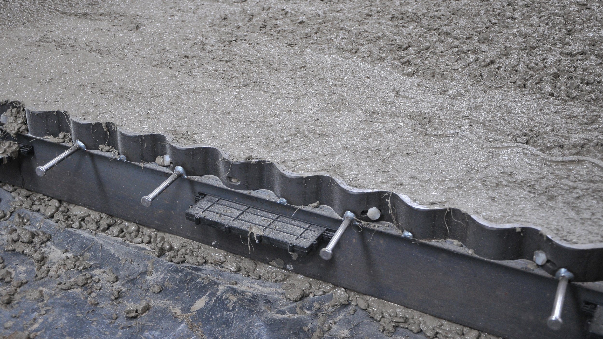 Conecto SINUS 04NS50-4D armored joint for industrial concrete floors. The unique upper sinus waved shape geometrically eliminates joint impacts from wheel traffic.