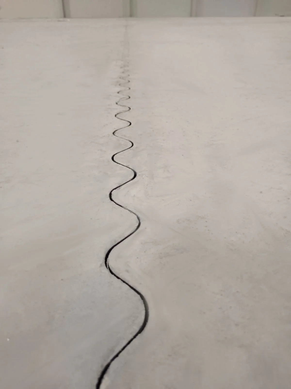 Conecto SINUS 04NS50-4D armored joint for industrial concrete floors. The unique upper sinus waved shape geometrically eliminates joint impacts from wheel traffic.