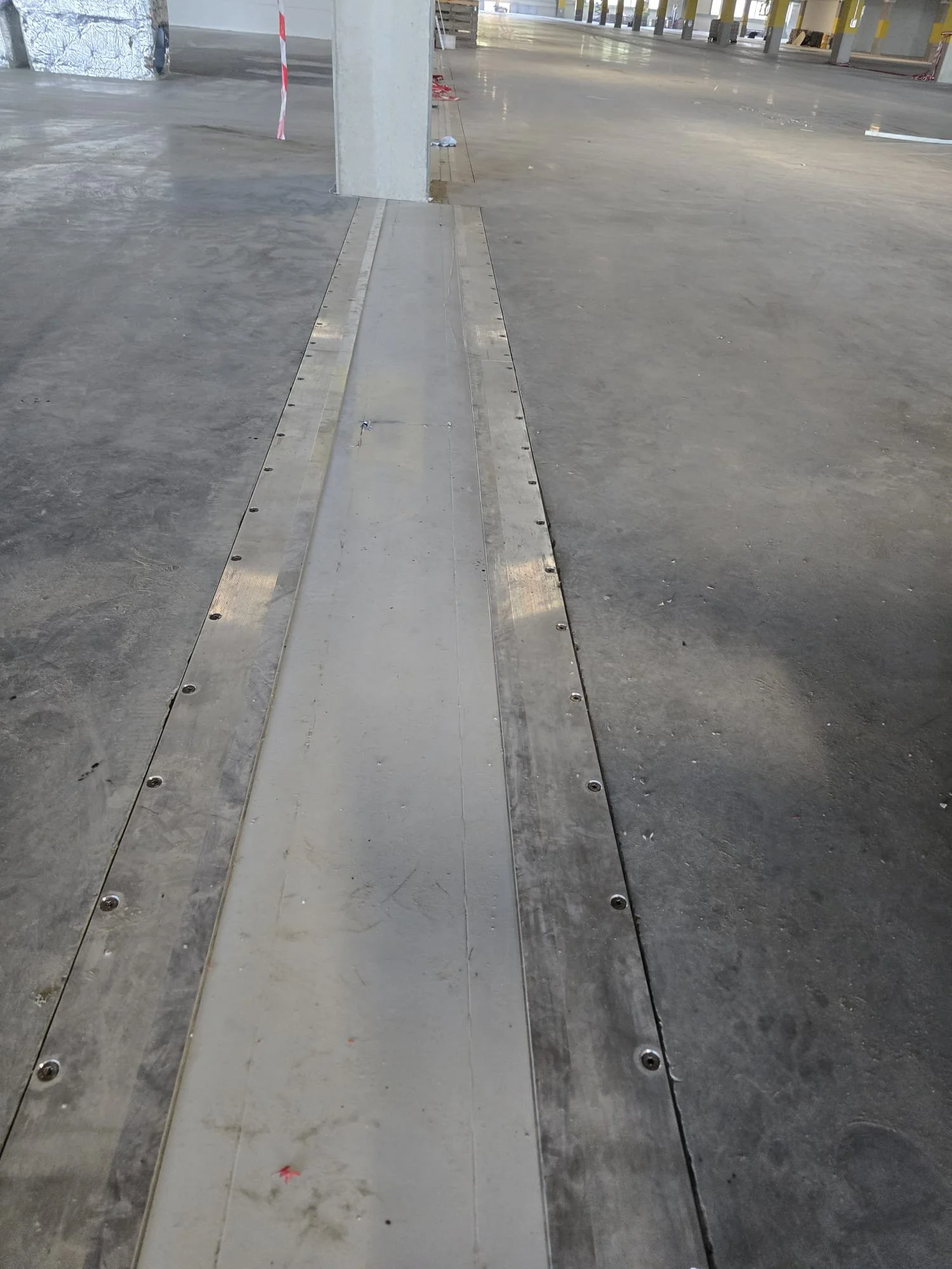 Conecto Profiles HDS armored joint for an above grade industrial floor expansion joint
