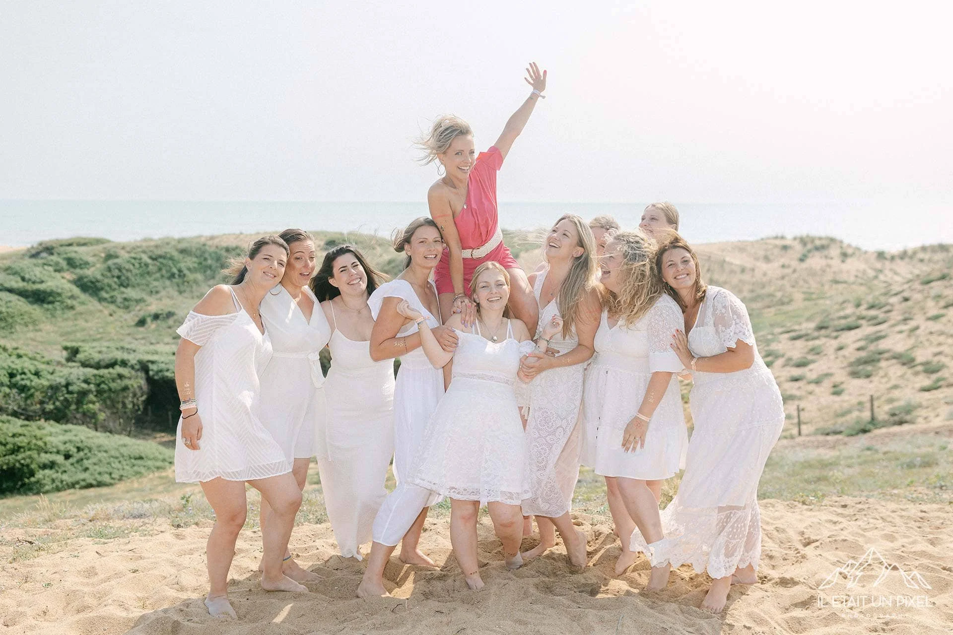 Un groupe de femmes lors d'un shooting photo entre copine après un atelier de maquillage, elles sont toutes bien maquillées et profite des Sables d'Olonne.