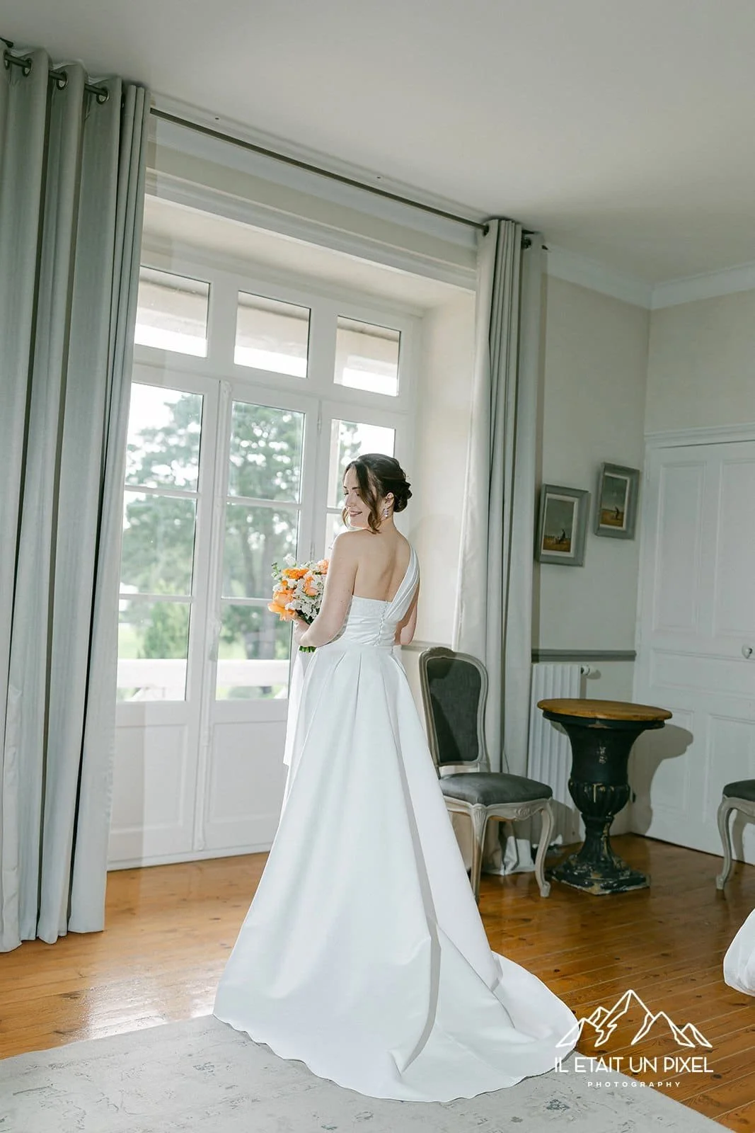 ♥ Elodie
Photographe : Il était un pixel
Domaine domaine de l'Etablière
Robe : Ecila Couture
Coiffure et organisation : Comme une alchimie
Décoration : Hiphiphip Hourra
Fleurs : Folie douce