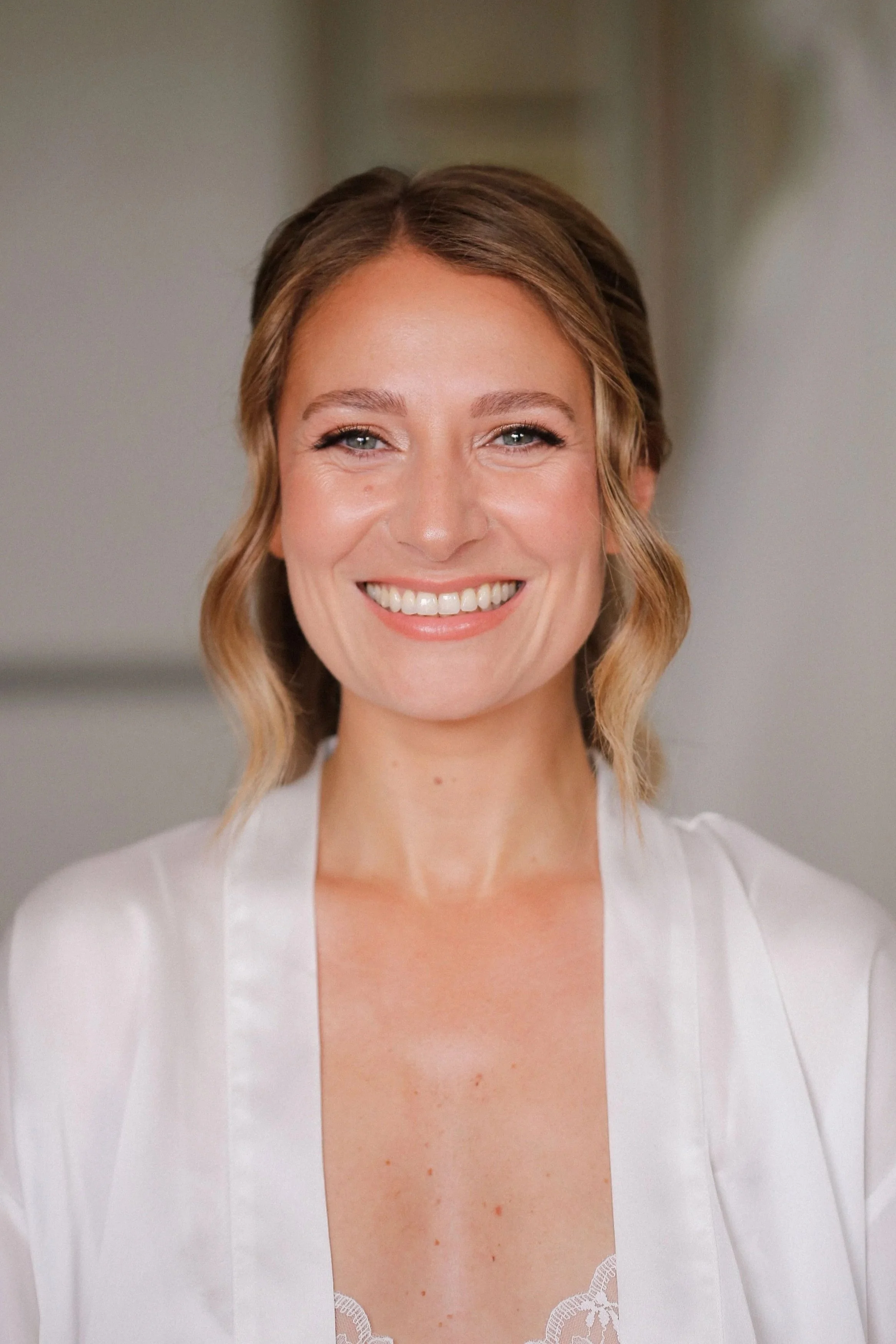 Maquillage marié naturel frais et lumineux pour mariée blonde aux yeux bleus