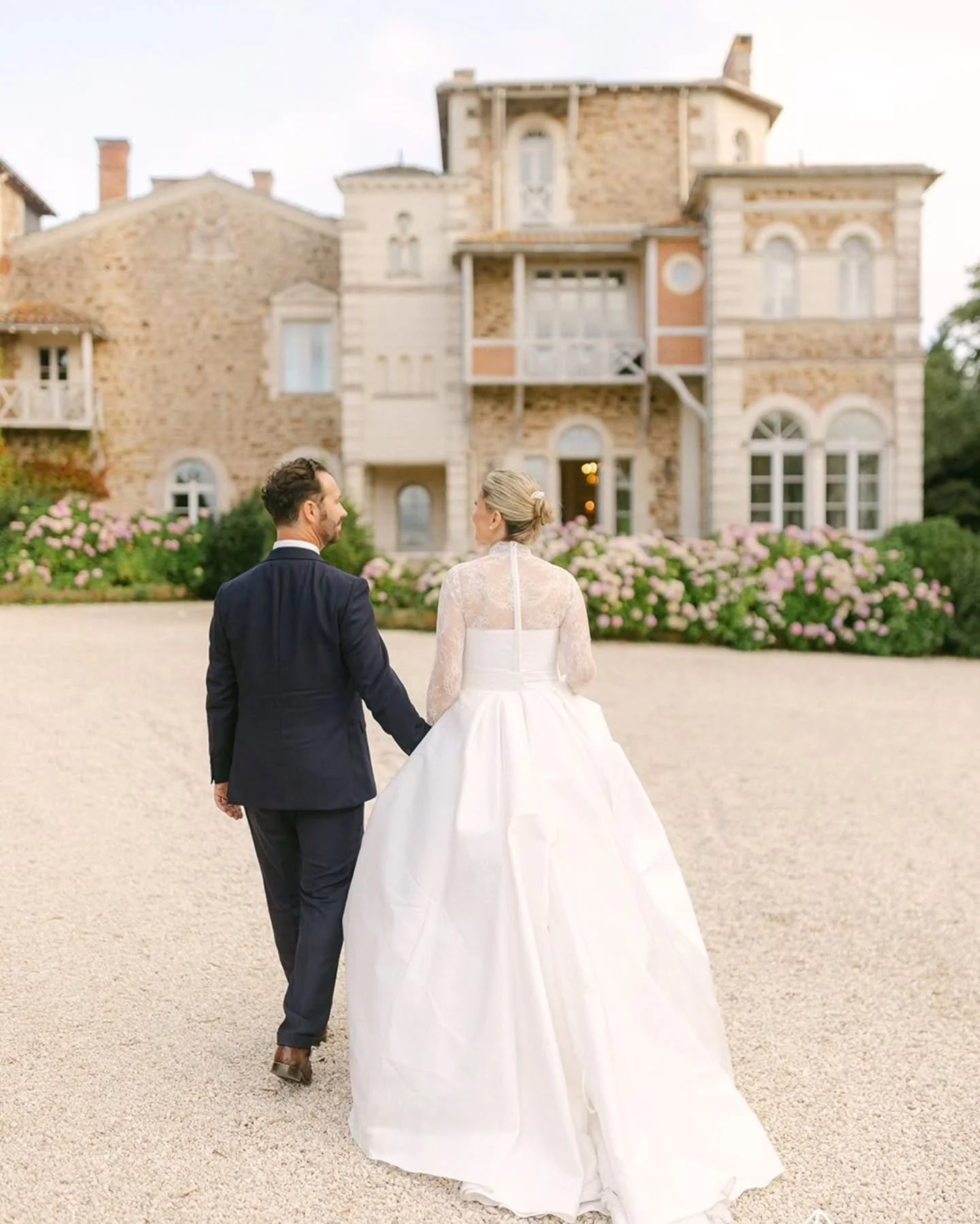 Grande fan de Grace Kelly, son r&ecirc;ve &eacute;tait de se marier dans la m&ecirc;me robe qu&rsquo;elle !

C&rsquo;est gr&acirc;ce au talent de Gw&euml;nn de @Narcis.creation que cette quasi r&eacute;plique a pu voir le jour 😍

Pour accompagner un