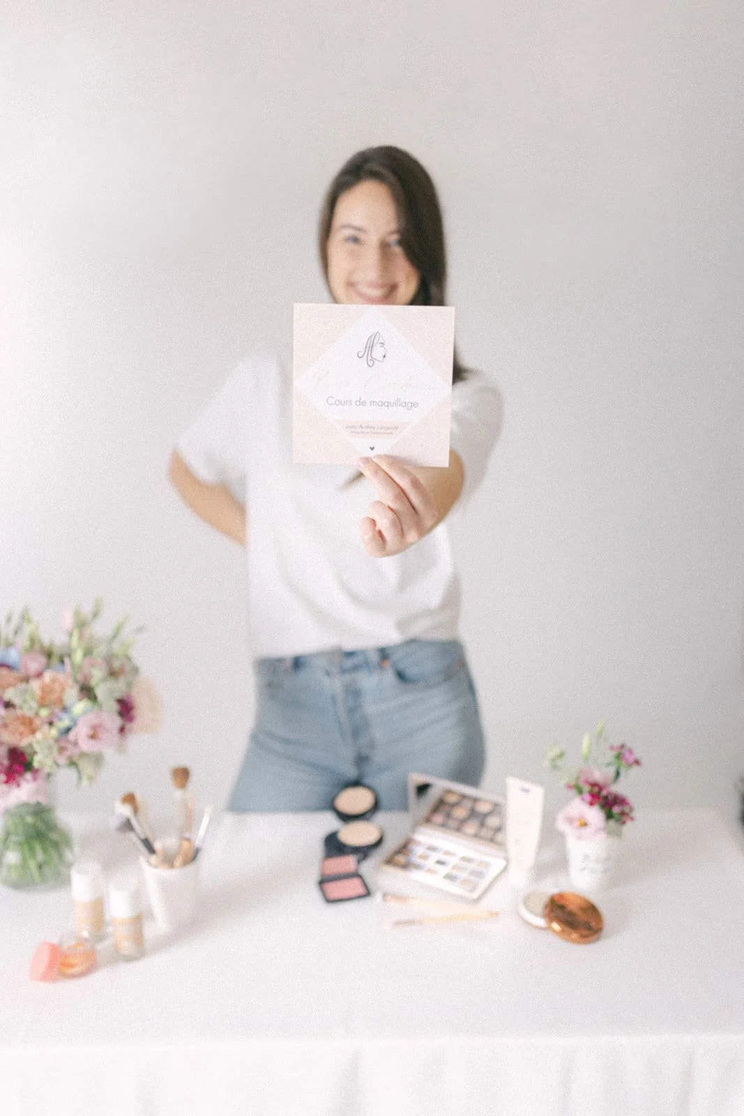 Le cadeau qui change tout : Pourquoi offrir (ou s'offrir) un cours de maquillage en Vendée ?