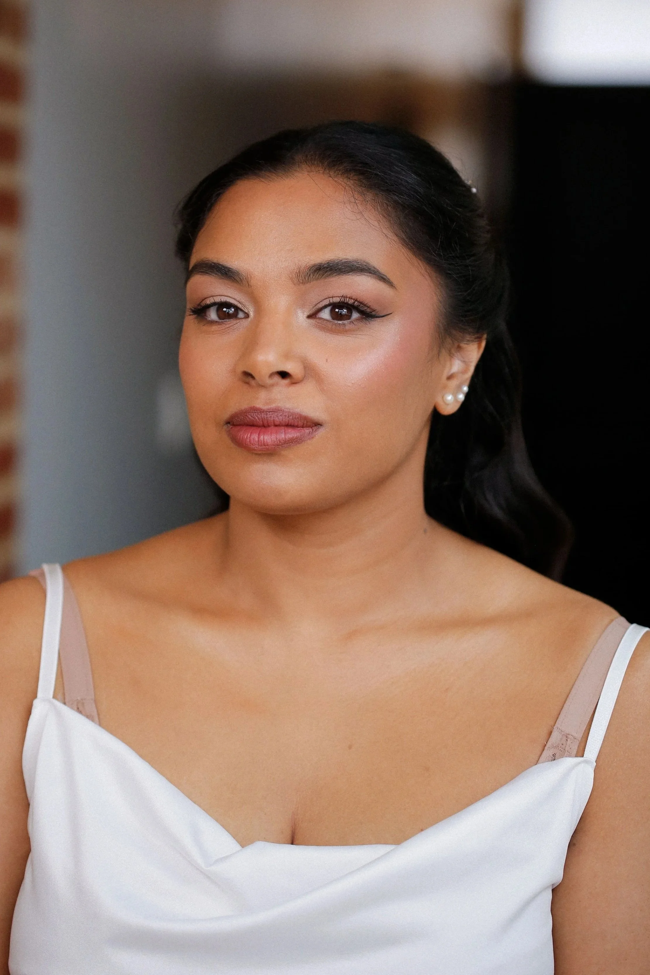 Maquillage mariée naturel et élégant soft glam pour une mariée indienne brune aux yeux noirs
