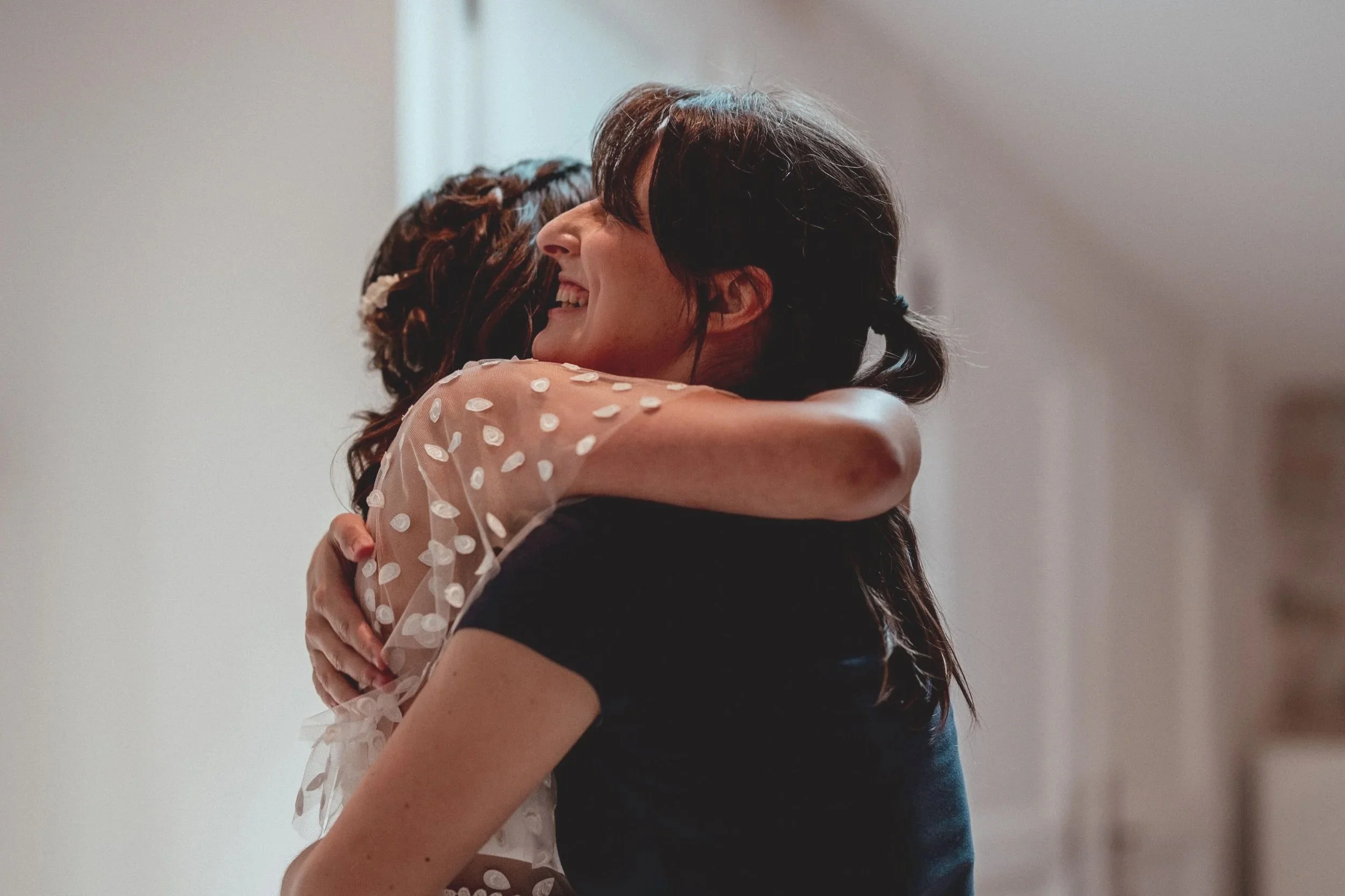 Mariée qui remercie chaleureusement Audrey Langouet maquilleuse professionnelle en la prenant dans ses bras