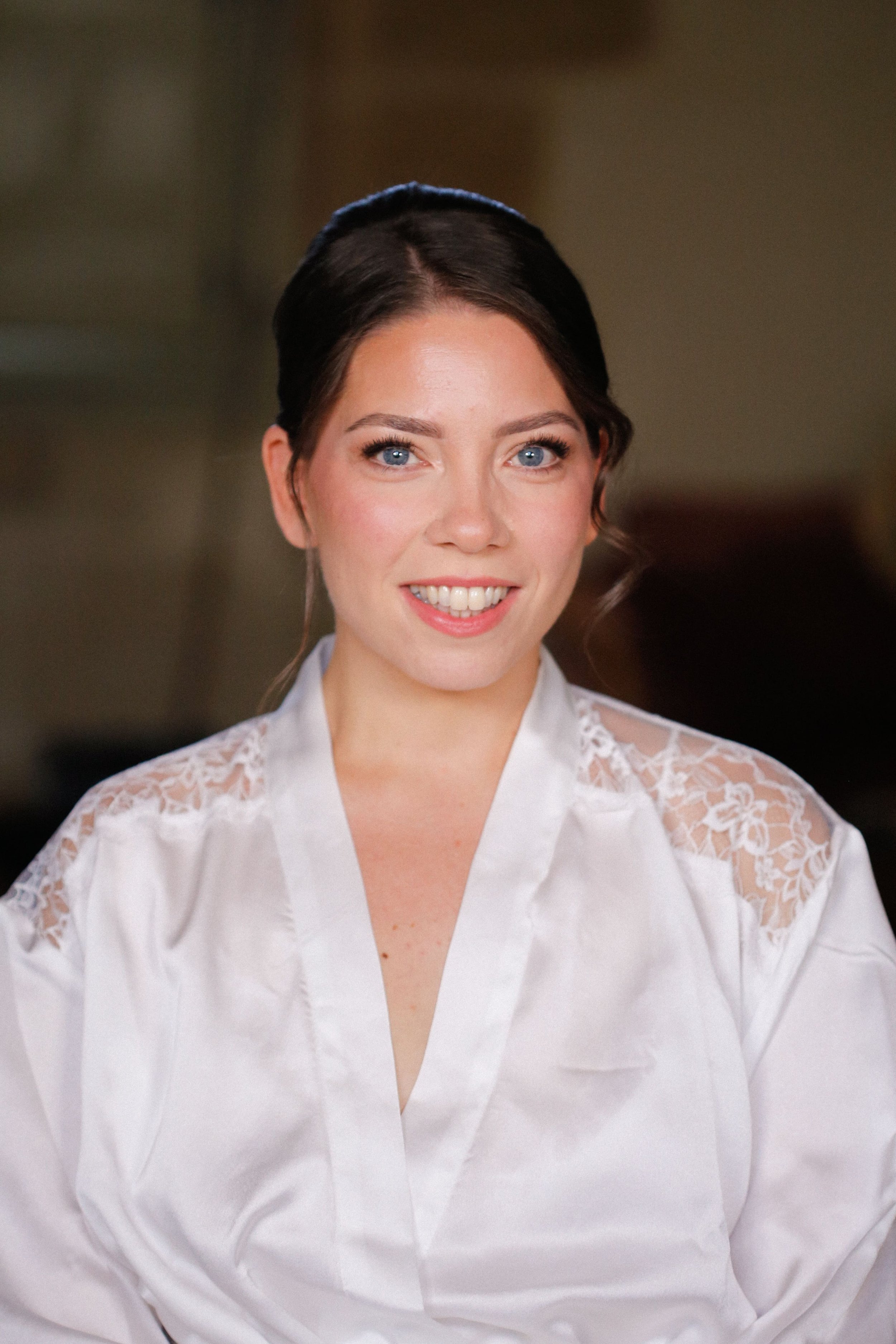 Maquillage mariée frais et naturel pour une mariée brune aux yeux bleus