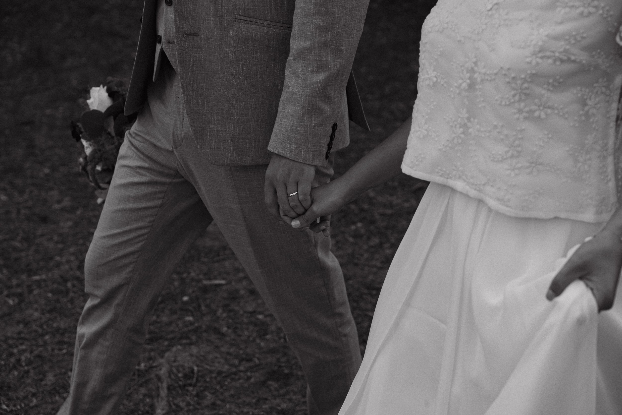 photo de couple en noir et blanc qui se tient la main