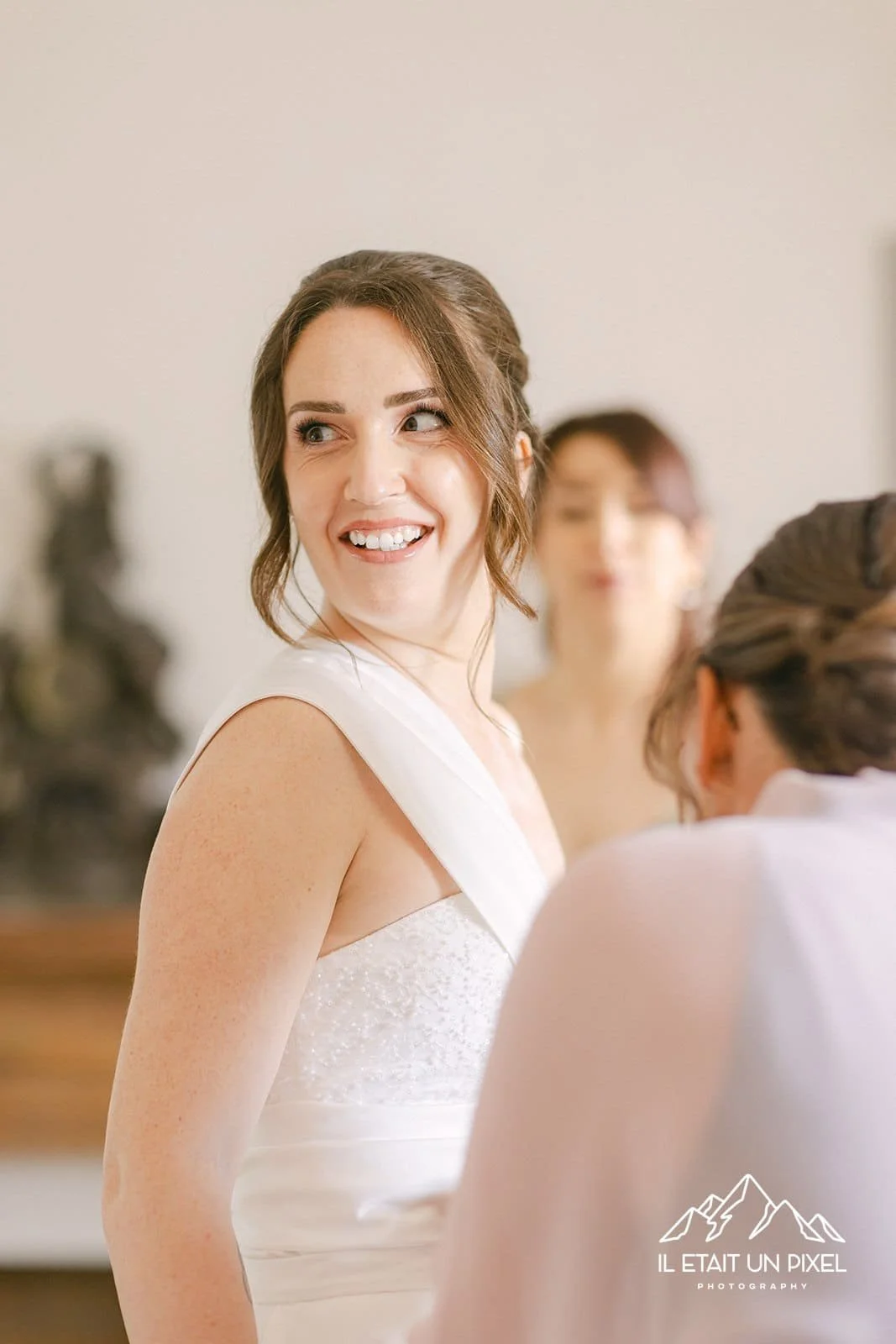 ♥ Elodie
Photographe : Il était un pixel
Domaine domaine de l'Etablière
Robe : Ecila Couture
Coiffure et organisation : Comme une alchimie
Décoration : Hiphiphip Hourra
Fleurs : Folie douce | Audrey Langouët