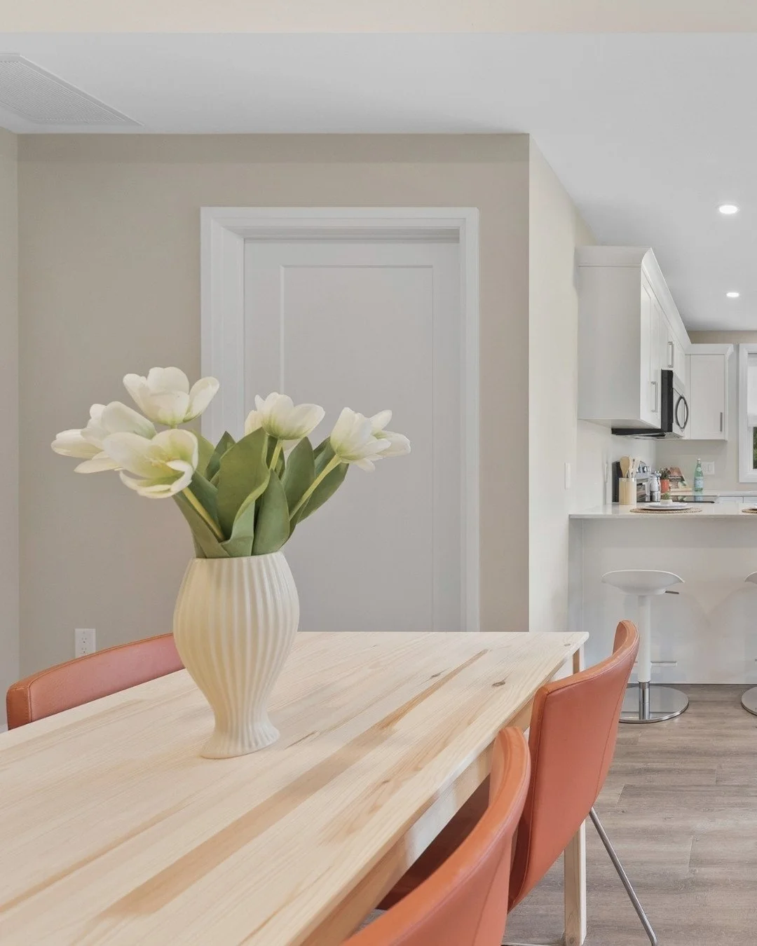A subtle shift can change the way a space feels. 🌿 ⁠
⁠
A touch of green, softer tones, and the quiet return of natural light bring a renewed warmth into everyday living.⁠
⁠
How are you bringing the feeling of spring into your home?⁠
⁠
#SawmillFlats 