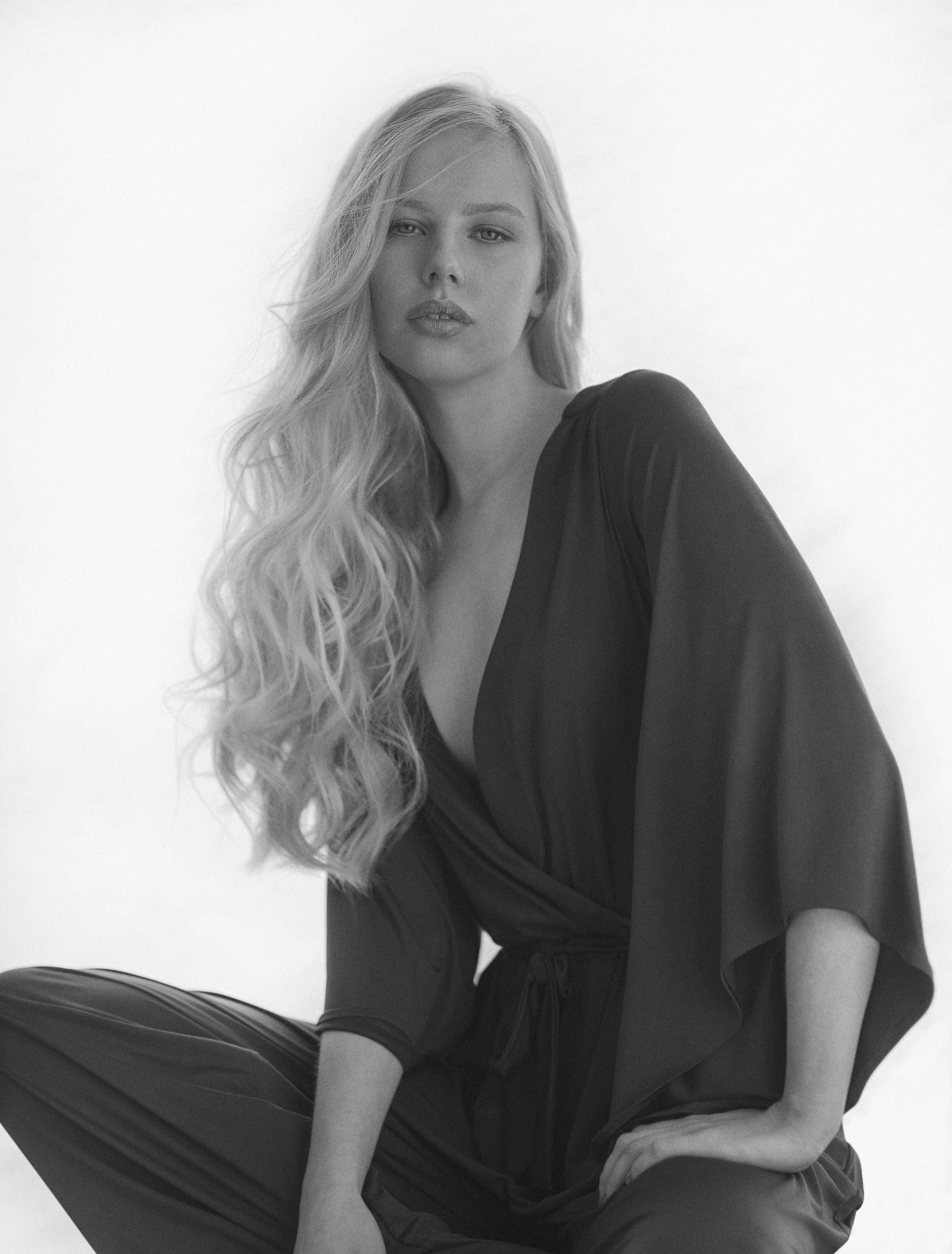 lara hooded wept fashion_MG_5131bw.JPG