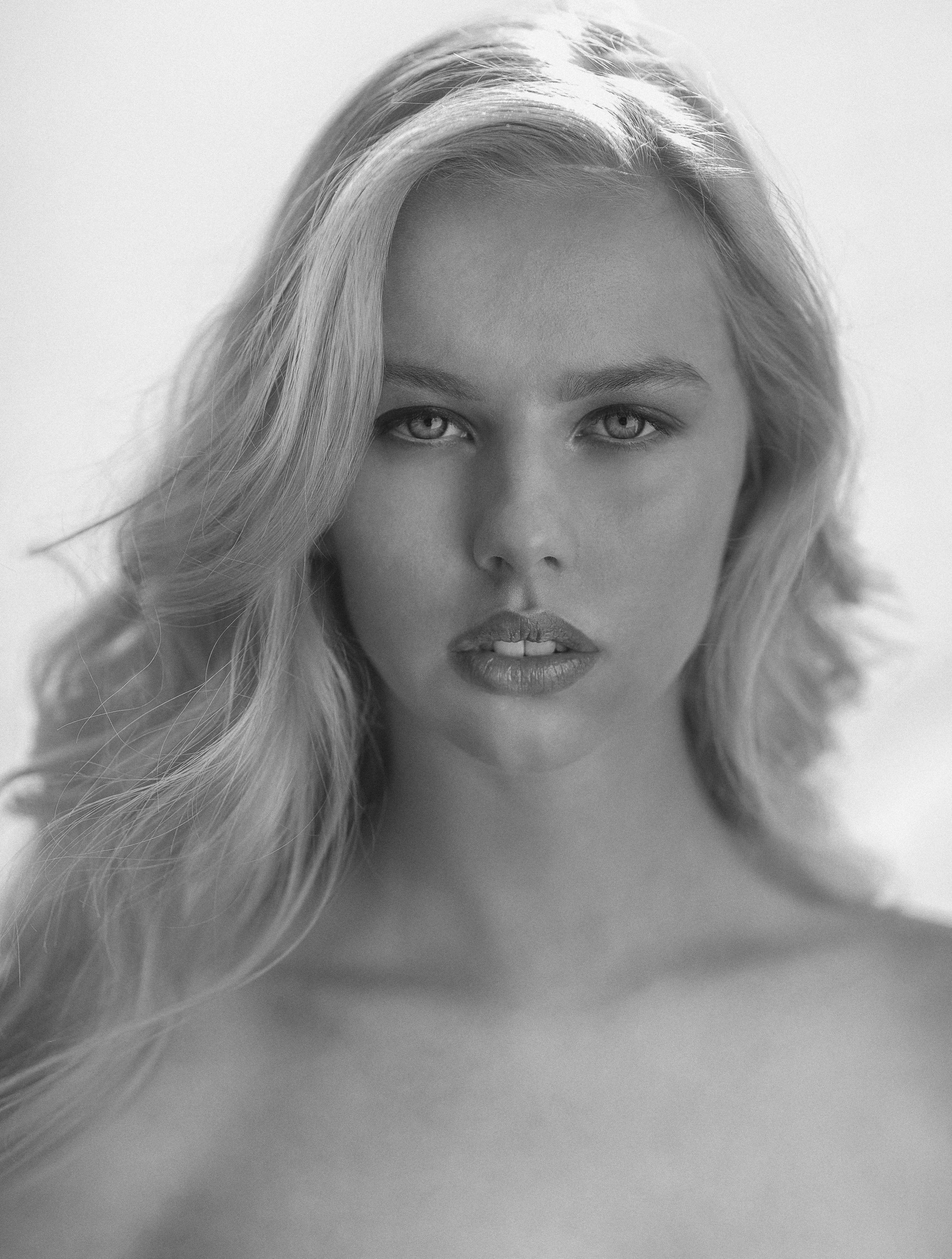 lara hooded wept fashion_MG_5076bw.JPG