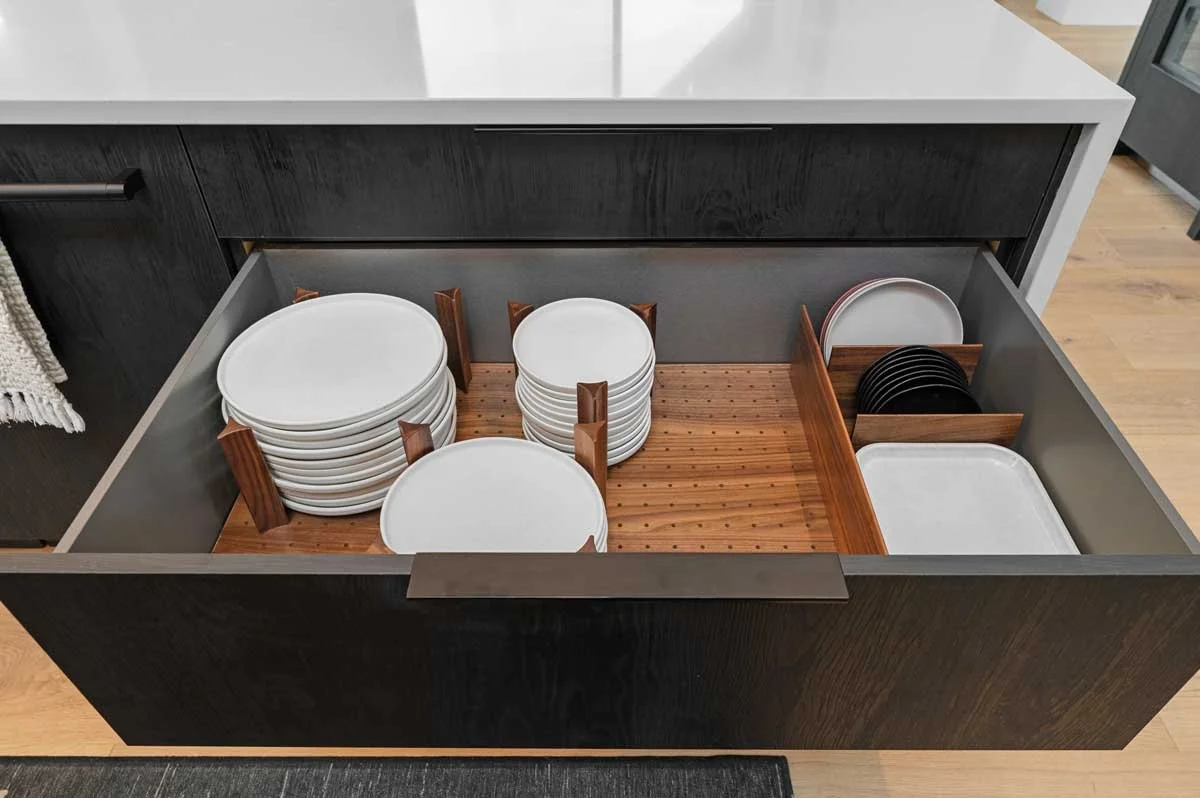 kitchen-plate-cabinet-organization.jpg