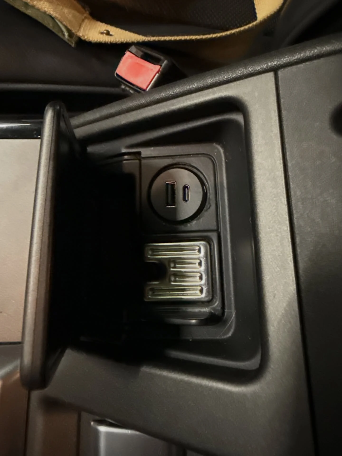 It&rsquo;s a little detail, but one that allows the L322 Range Rover to feel even more current. Incorporating a standard USB and a USBc port for easier phone and device charging. Simple, clean and useful. #everythingisimportant #rangerover #topgear @