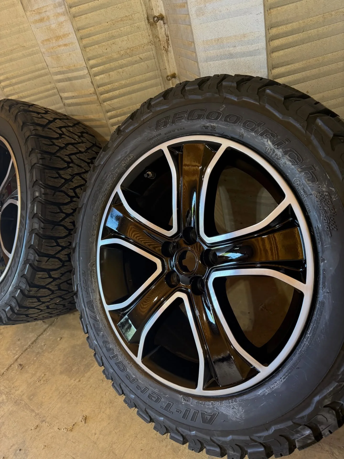 Something wicked this way comes 😎. Only 750 sets of these wheels came to the US on the Sport GT. Refinished and repurposed here for the new show pony. #l322 #supercharged #rareparts #rangerover