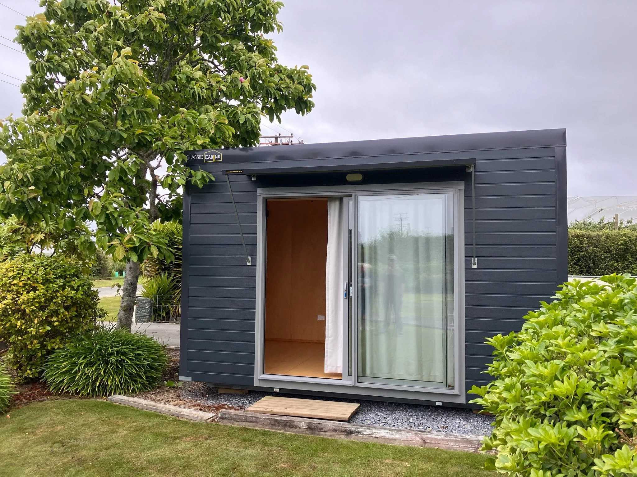 Ideal as sleepouts, home offices, salons, or site offices, they offer a warm, modern, and spacious 10m² interior.