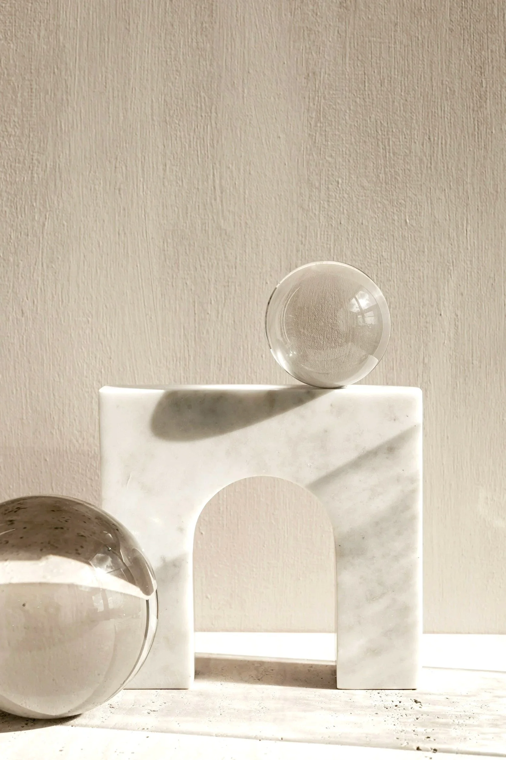 Marble and crystal decorative detail representing the minimalist aesthetic and elegance of Perla Bespoke Travel quiet luxury.