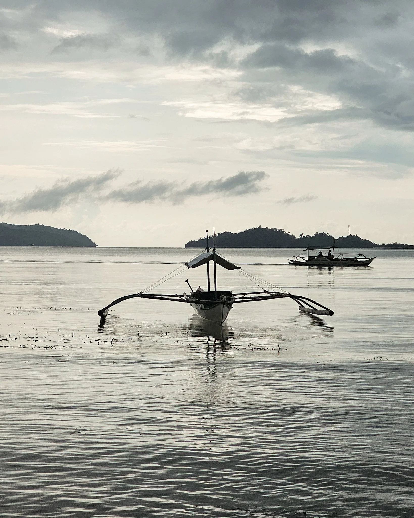 Traditional boat sailing in Philippines for unforgetable experiences