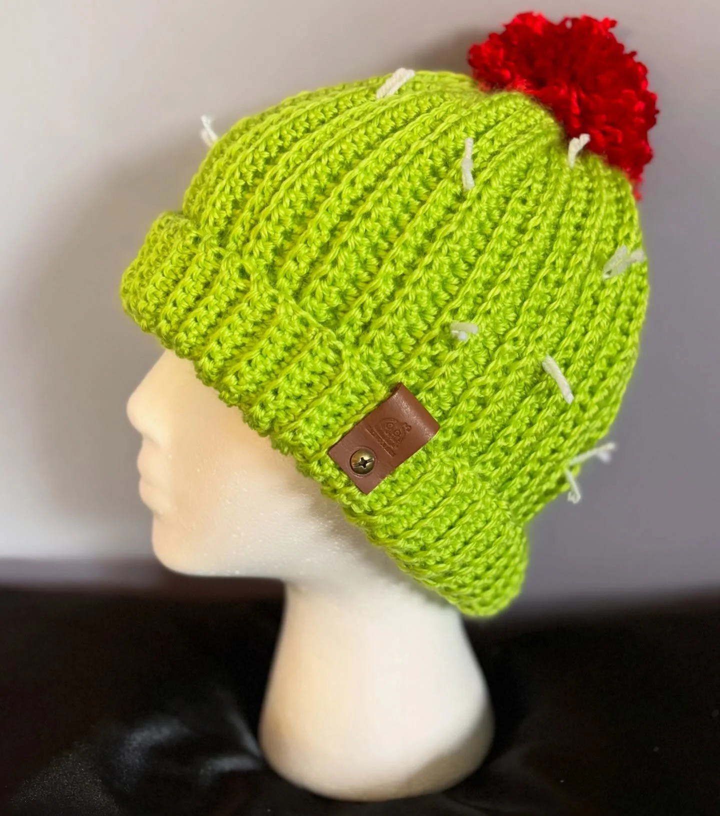 Had so much fun making this cactus ☀️🌵beanie for @losguz_lctp!

Commissions open - send me a DM and let&rsquo;s cook something up 😎

#crochet #smallbuisness #handmade #fiberart