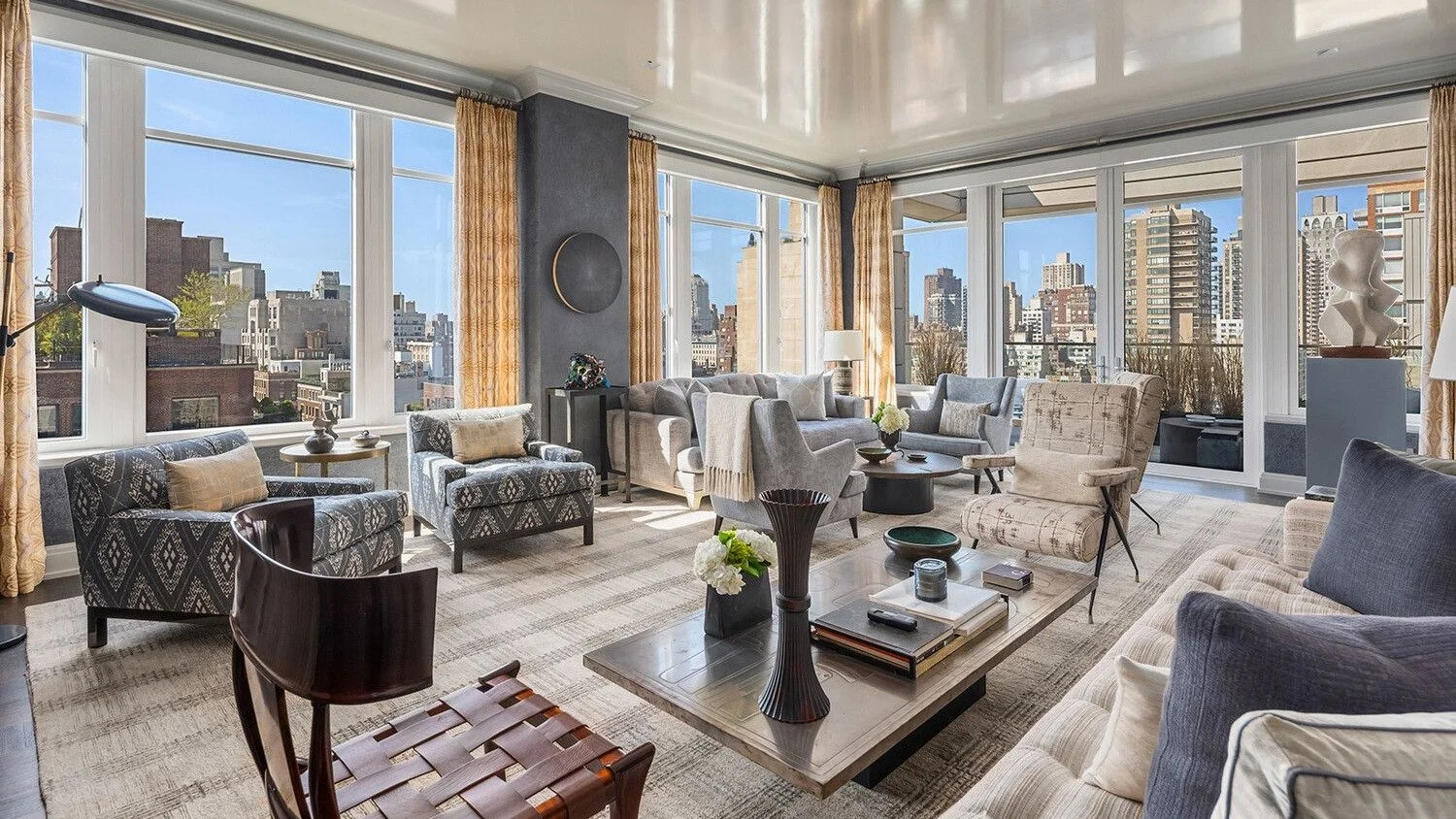 Luxury Contracts Cool This Week. Temporary Pause or Market Caution?

Happy Monday #MarketUpdate 📈

The Manhattan luxury market recorded 26 contracts signed at $4M and above last week, 17 fewer than the previous week.

🏆 Top Contract
The top contrac