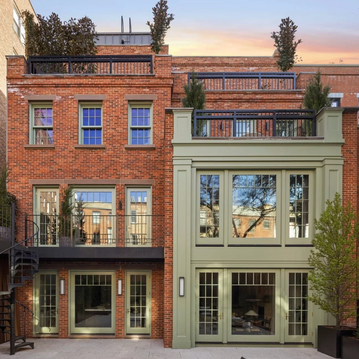 Once Home to John Lennon and Yoko Ono, Downtown Trophy Deals Lead the Week 💎📈
Happy Monday #MarketUpdate

In a shortened Passover and Easter week, 31 contracts were signed in Manhattan at $4M+, 2 fewer than the previous week.

🏆 Top Contract
The t