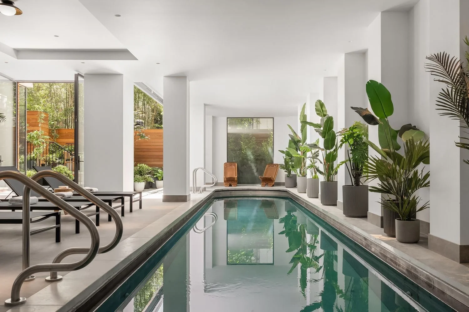 Happy Monday #MarketUpdate 🏙️

32 contracts were signed last week in Manhattan at $4M and above despite the shortened post-Memorial Day week, marking 3 more deals than the previous week. Condos continued to dominate the market, outselling co-ops 21 
