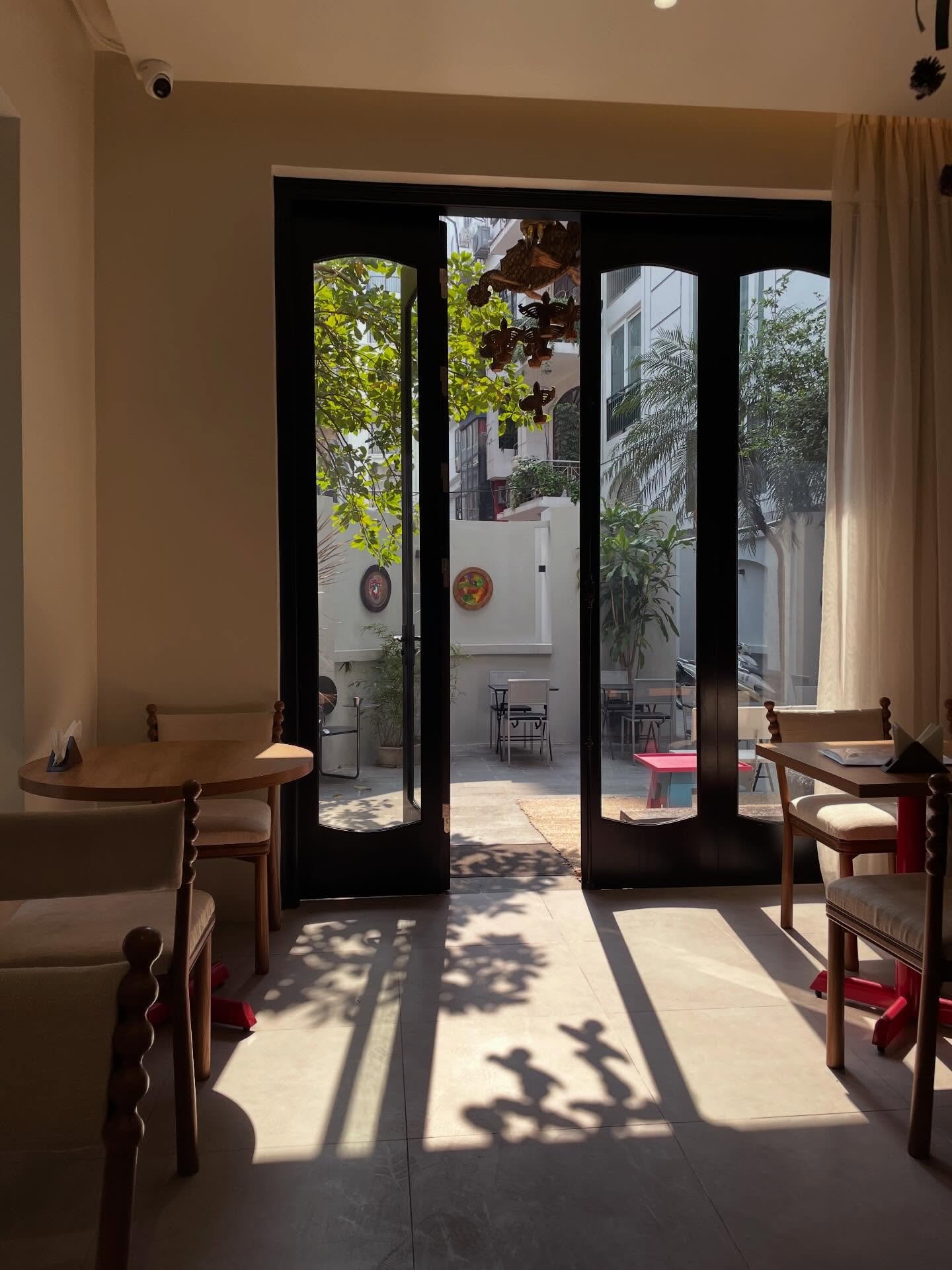 Coffee shop work day today but I feel like a cat as I keep getting distracted but these stooopid gorgeous light and shadows in front of me.