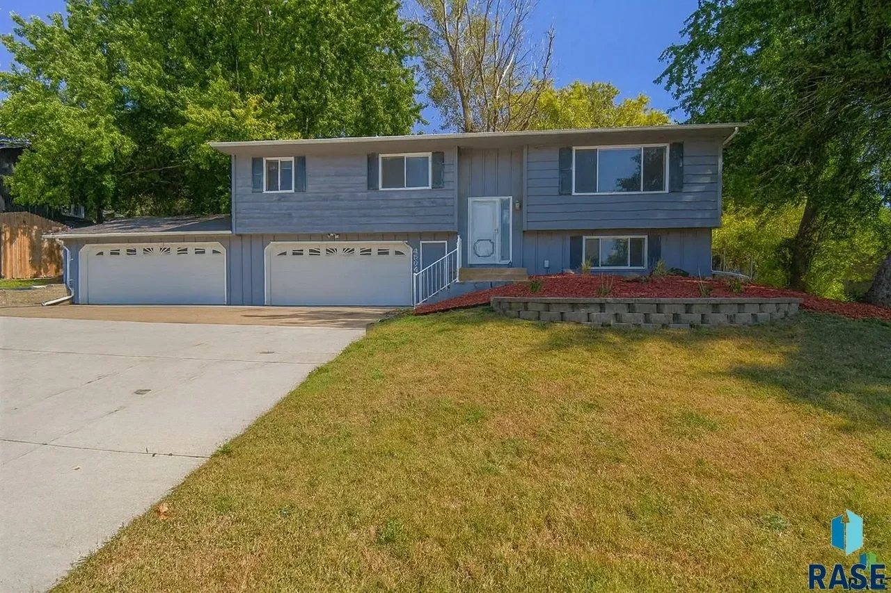 AVAILABLE TO RENT 4504 S Cliff Ave