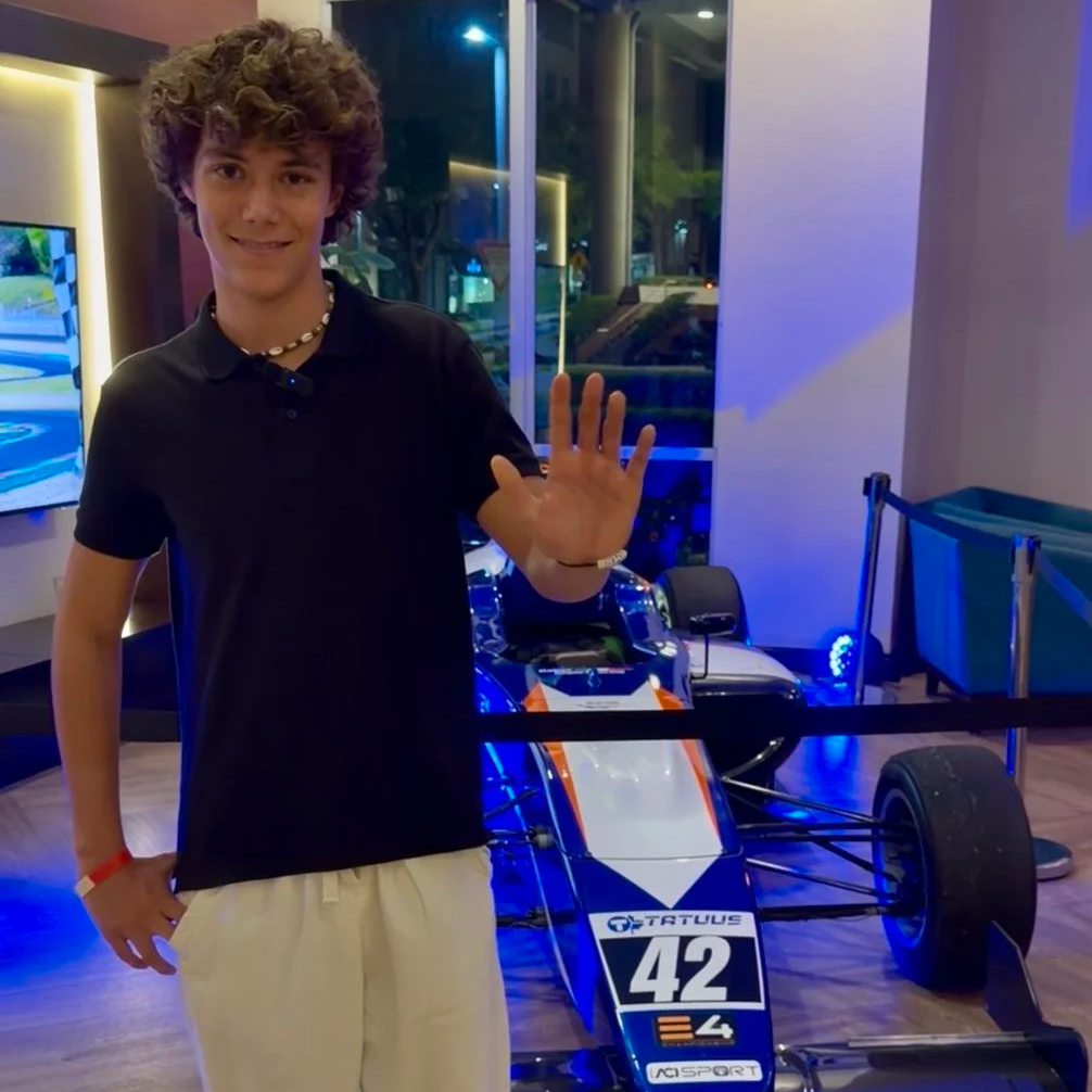 Piloto costarricense Evan Michelini compartió con aficionados durante evento de Fórmula 1 en Escazú