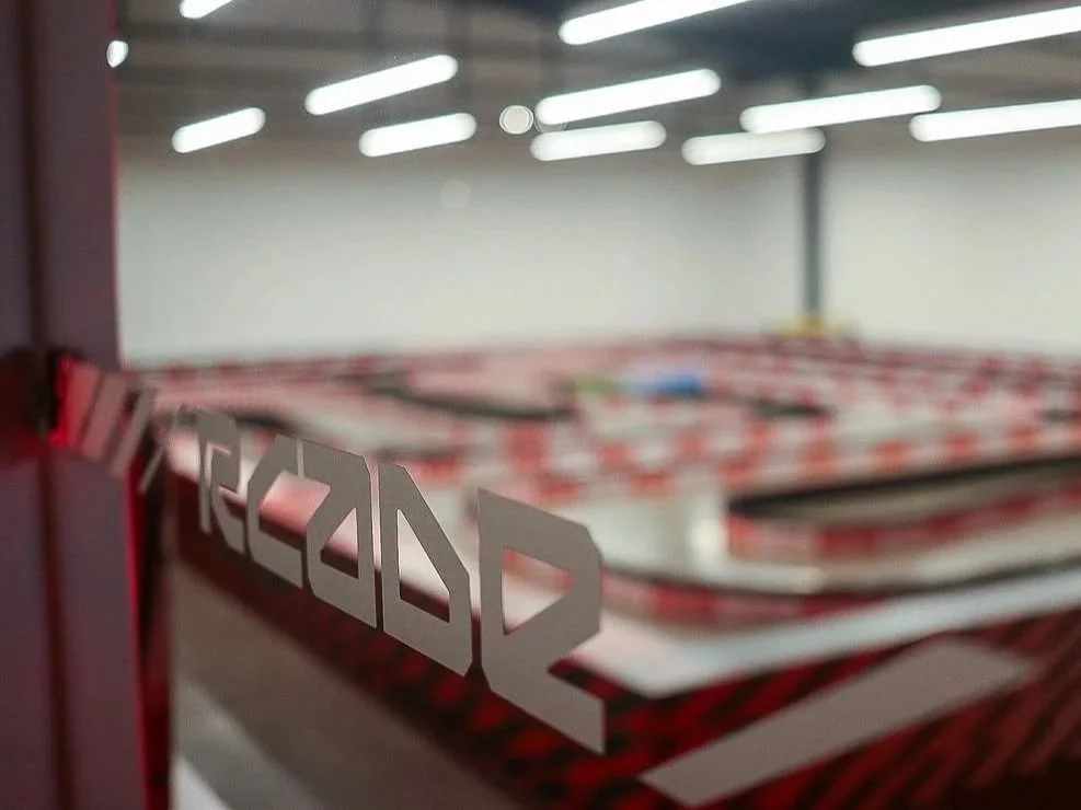 RCADE lleva la experiencia de las carreras a un circuito físico en Escazú