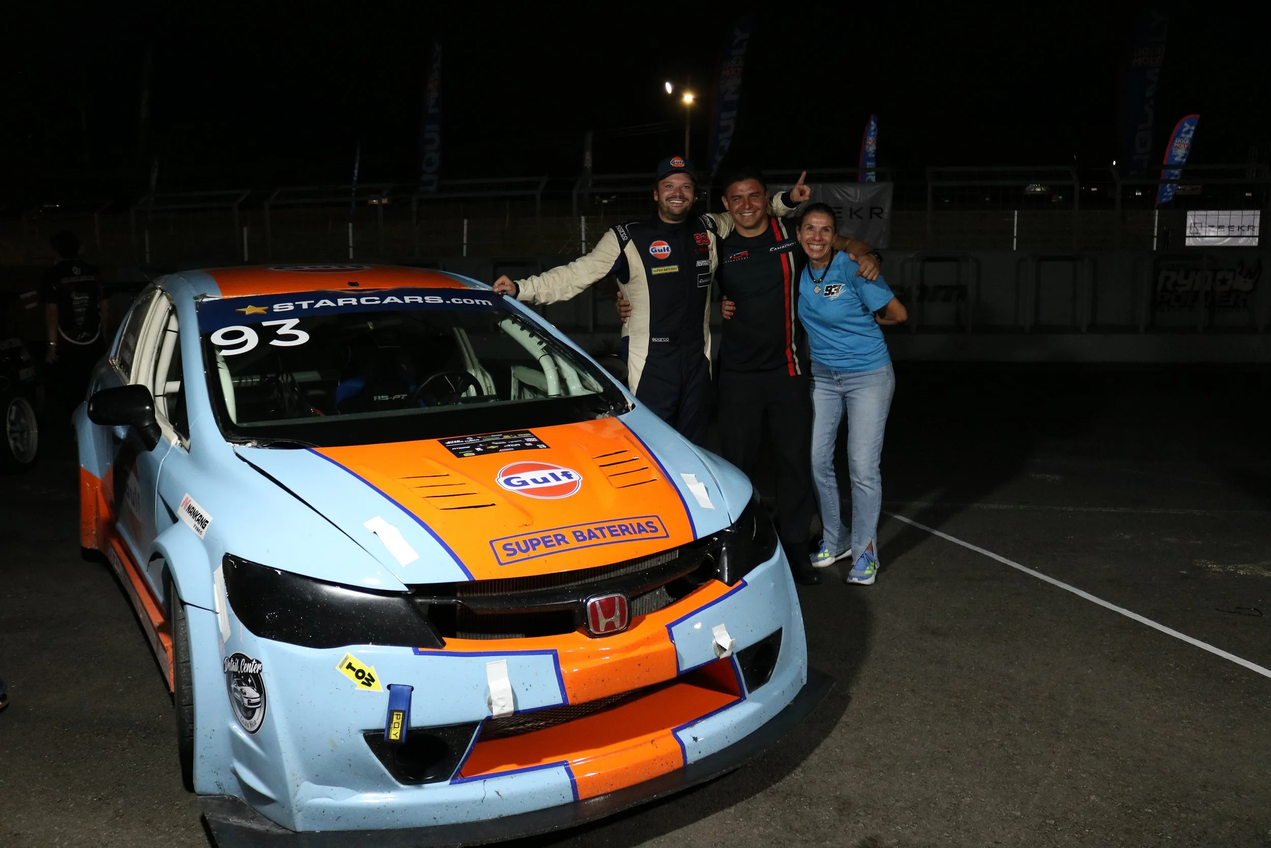 Sebastián Álvarez celebra su victoria en el Turismo Endurance Series 2026 en Parque Viva junto a Walter Camacho y su madre Julieta, con su auto de Gulf Costa Rica.