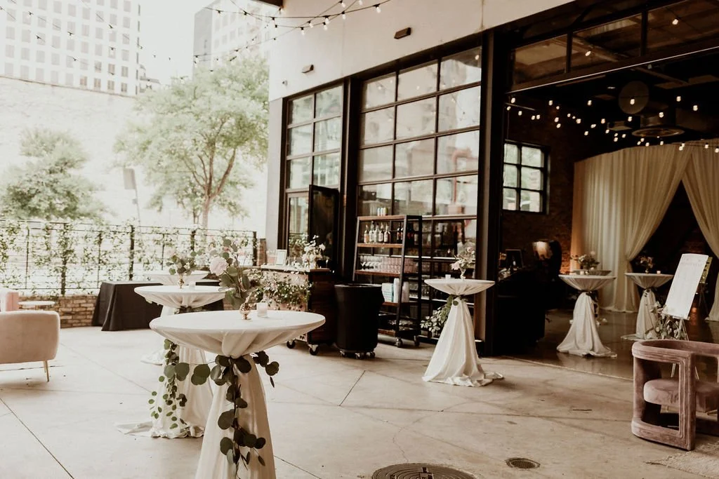 Outdoor patio at 800 Congress