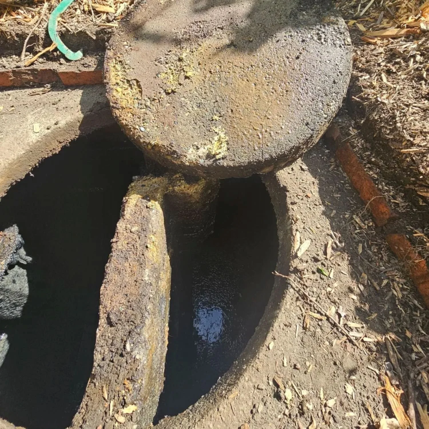 Septic hole with round lid