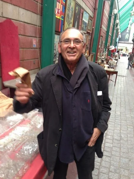 このおじさんはPARIS クリニャンクールの蚤の市で毎週土日の蚤の市でシャンデリアのパーツだけを売っているおじさんです。