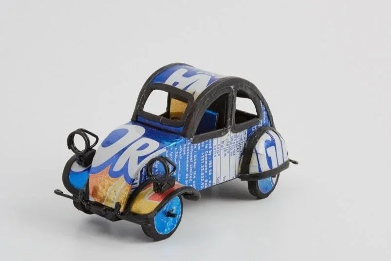 紙でできた小さな車の模型、青と黒の色でデザインされている